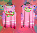 Arte Vetor Abadá Carnaval 2026 Rosa Vibrante - Mockup Frente e Costas em Cenário Carnaval