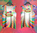 Arte Vetor Abadá Carnaval 2026 Redemoinho Cores Arco-Íris - Mockup Frente e Costas em Cenário Carnaval