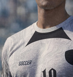 Zoom close up frente camisa estampa dragão negro