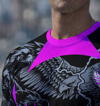 Zoom modelo usando camiseta aguia roxa close up