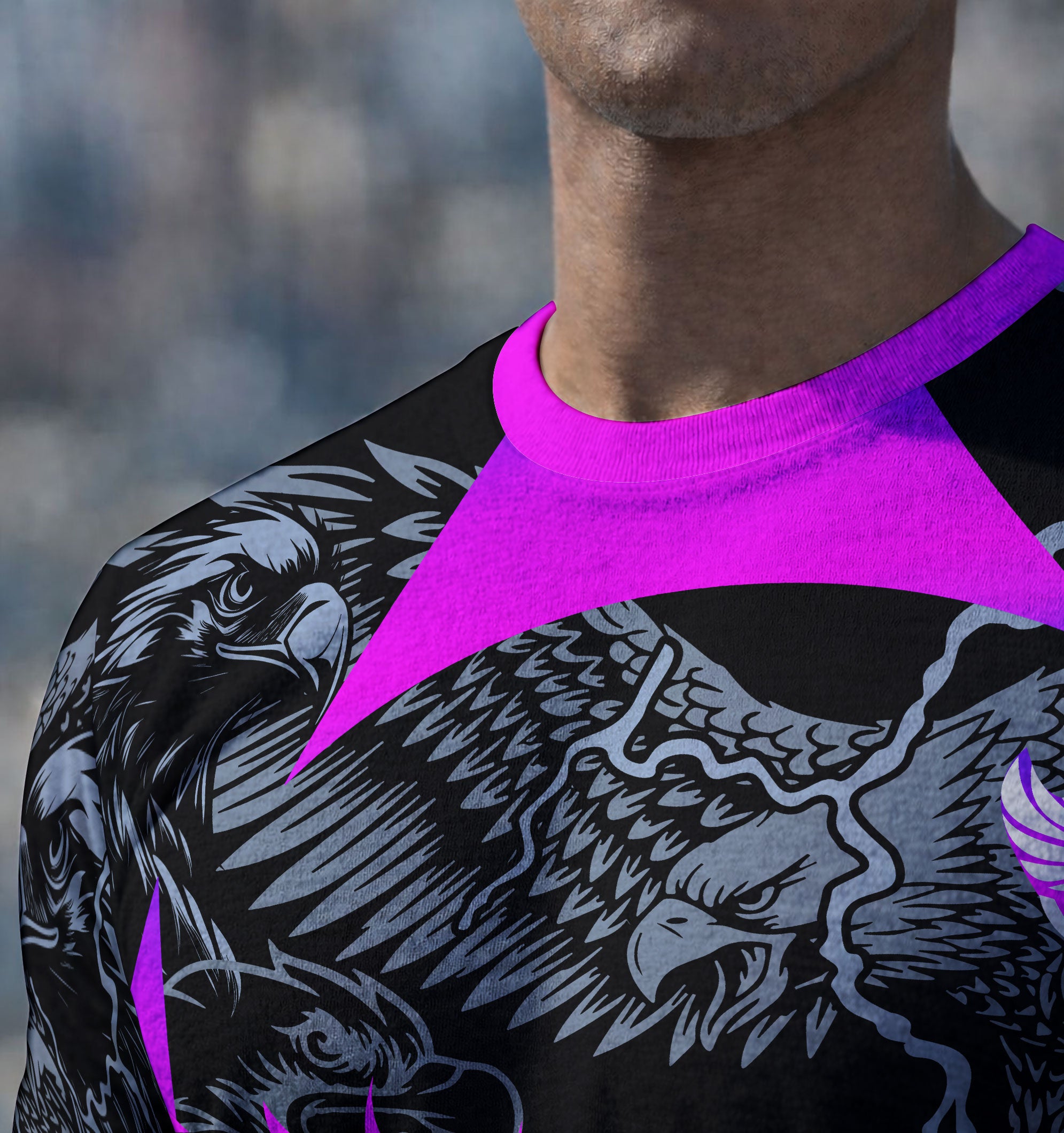Zoom modelo usando camiseta aguia roxa close up