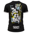Camiseta unissex preta com logo no peito e estampa grande nas costas mostrando um lobo em estilo graffiti, perfeita para quem quer estilo único e marcante no visual.