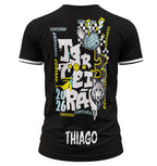 Camiseta unissex preta com logo no peito e estampa grande nas costas mostrando um lobo em estilo graffiti, perfeita para quem quer estilo único e marcante no visual.