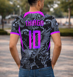 Modelo de costas usando camiseta aguia roxa vetor interclasse