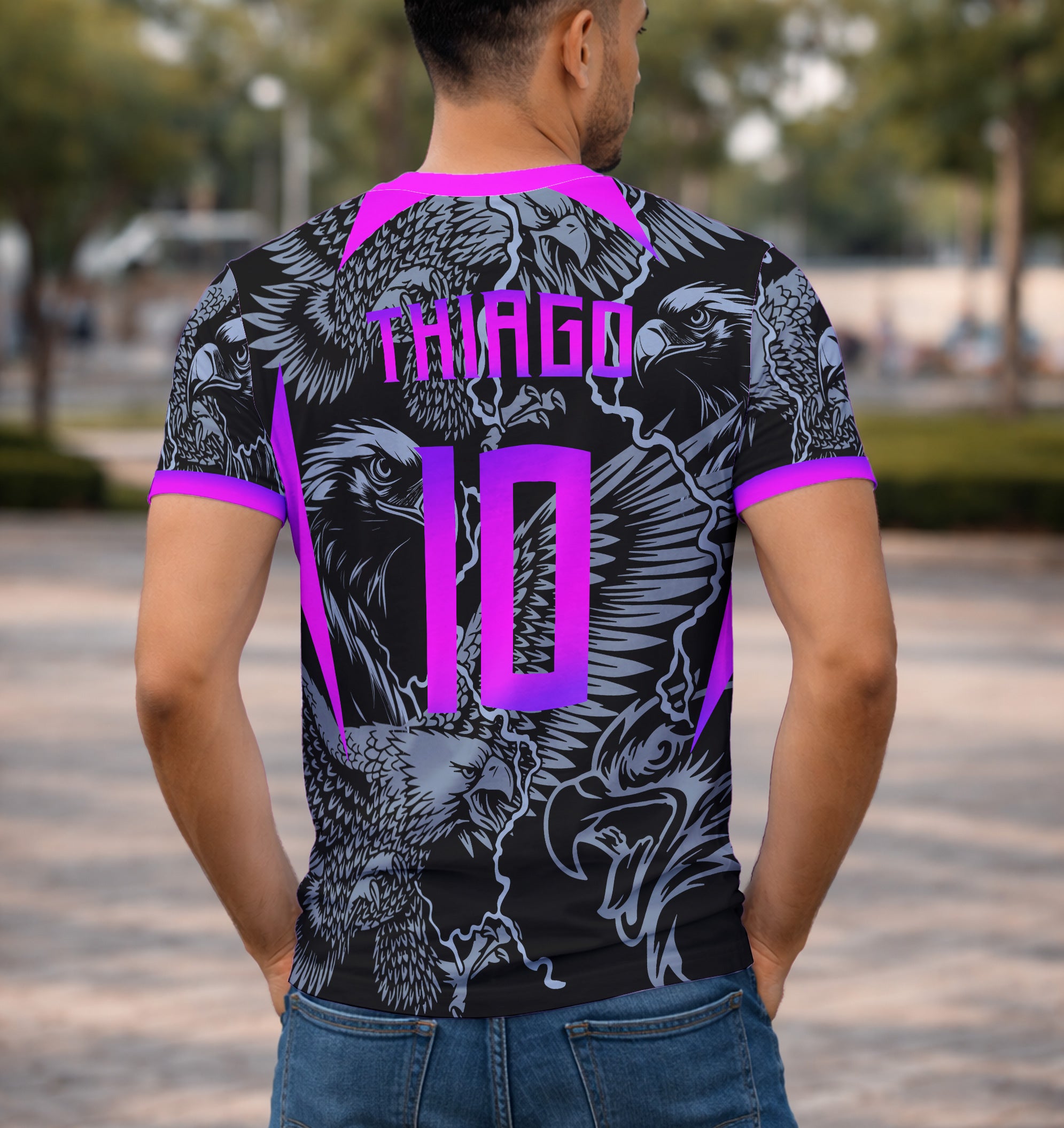 Modelo de costas usando camiseta aguia roxa vetor interclasse