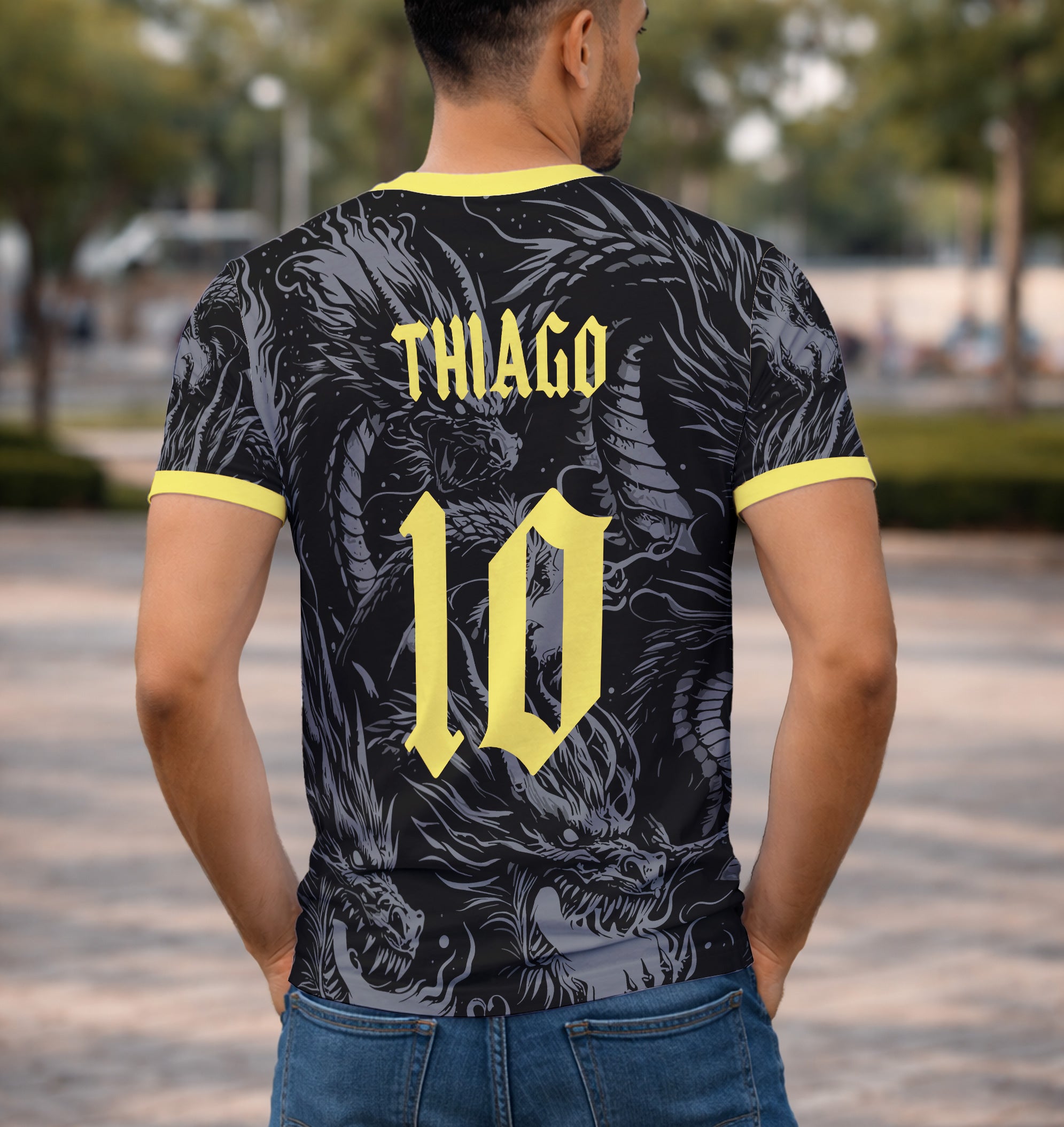 Modelo Usando Costas Camisa arte digital dragão dourado para camisa interclasse 2026