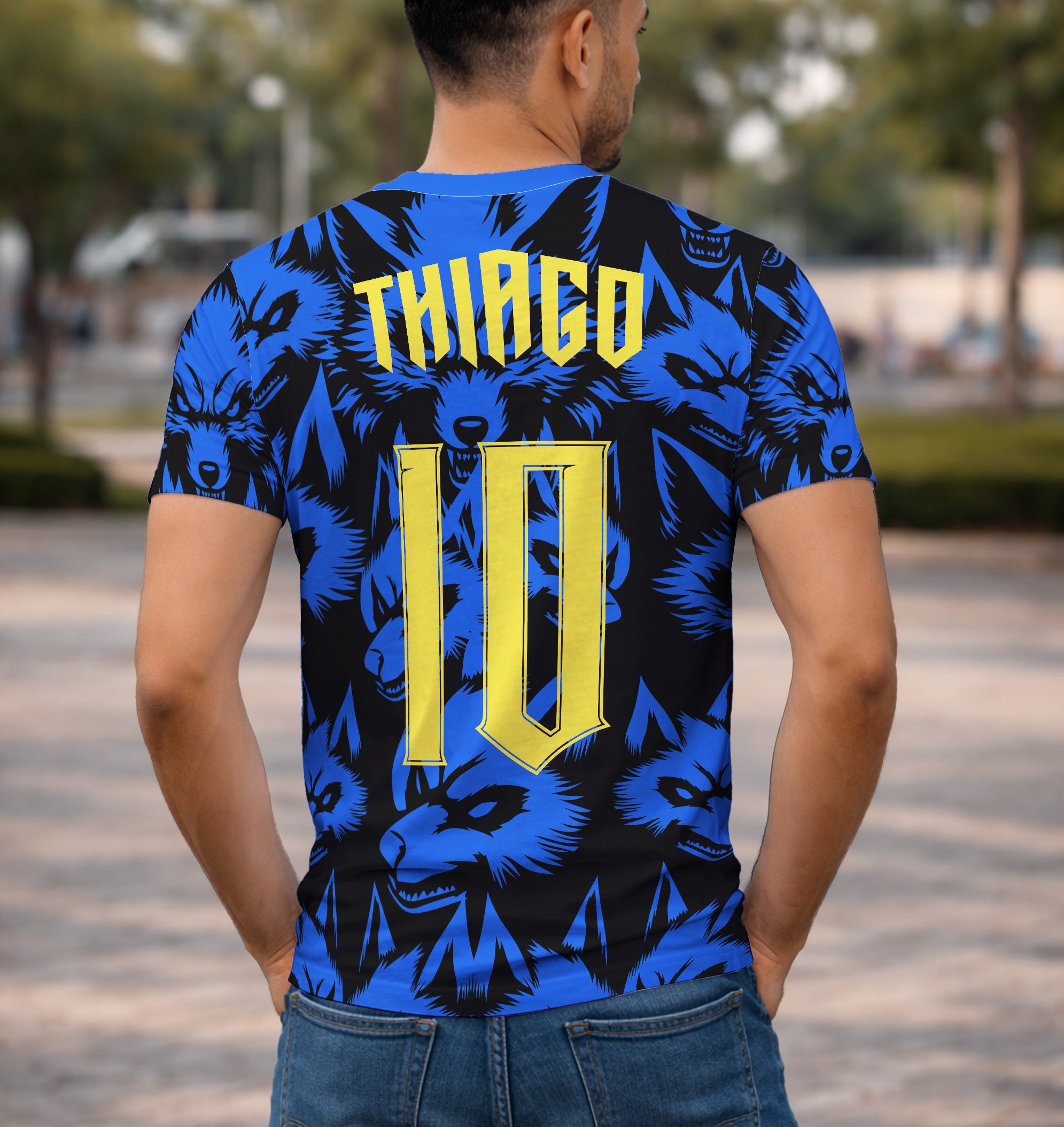 modelo usando camiseta manga curta costas arte vetor lobo noturno 2026