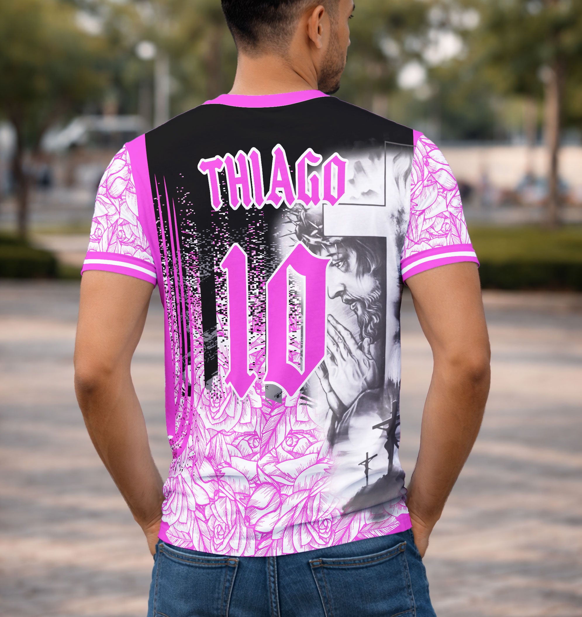 Modelo Usando Camiseta Costas manga Curta Jesus Cristo