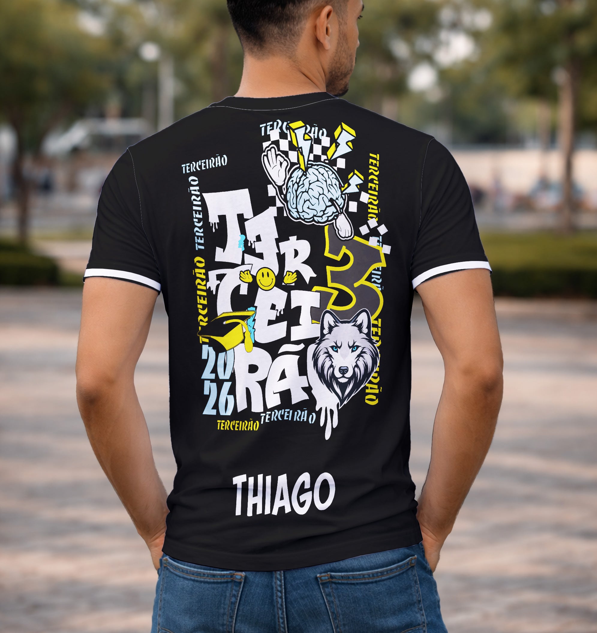 Camiseta unissex preta com logo no peito e estampa grande nas costas mostrando um lobo em estilo graffiti, perfeita para quem quer estilo único e marcante no visual.