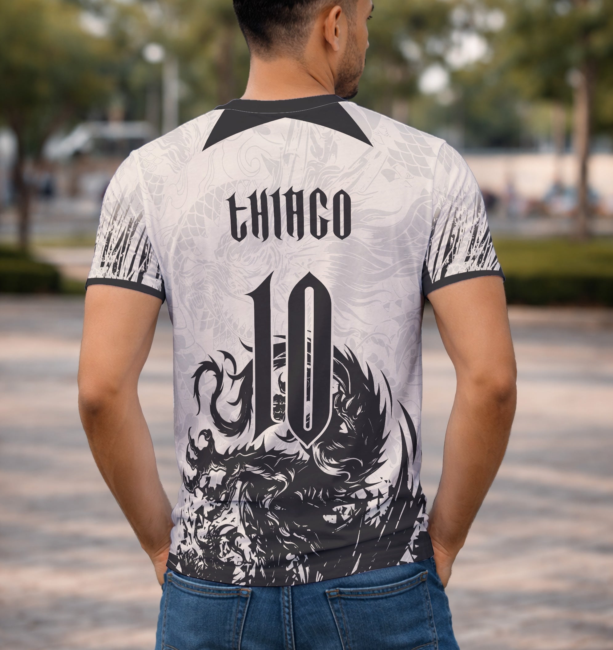 modelo usando camiseta estampa dragão negro costas