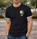 Camiseta unissex preta com logo no peito e estampa grande nas costas mostrando um lobo em estilo graffiti, perfeita para quem quer estilo único e marcante no visual.