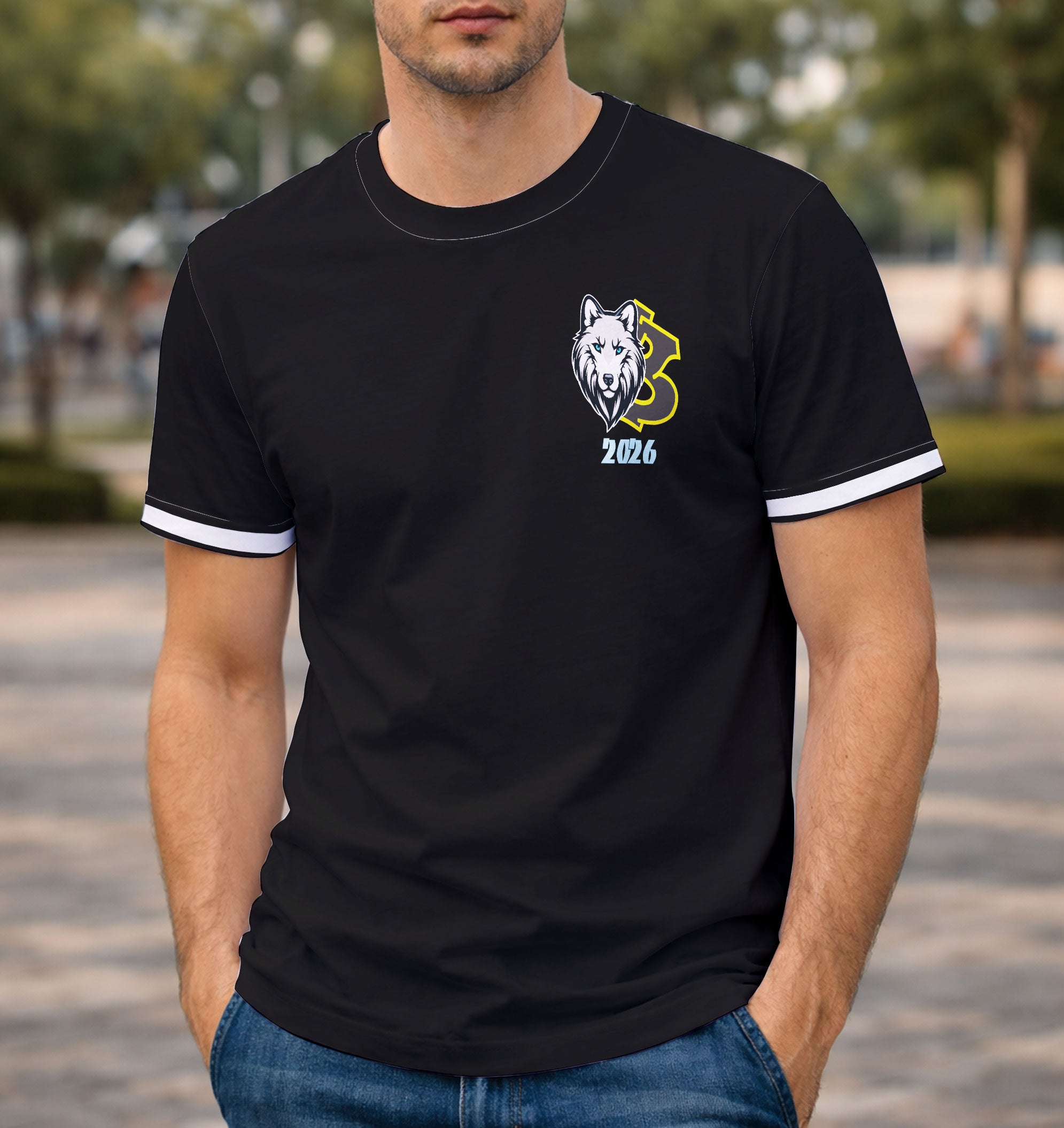 Camiseta unissex preta com logo no peito e estampa grande nas costas mostrando um lobo em estilo graffiti, perfeita para quem quer estilo único e marcante no visual.
