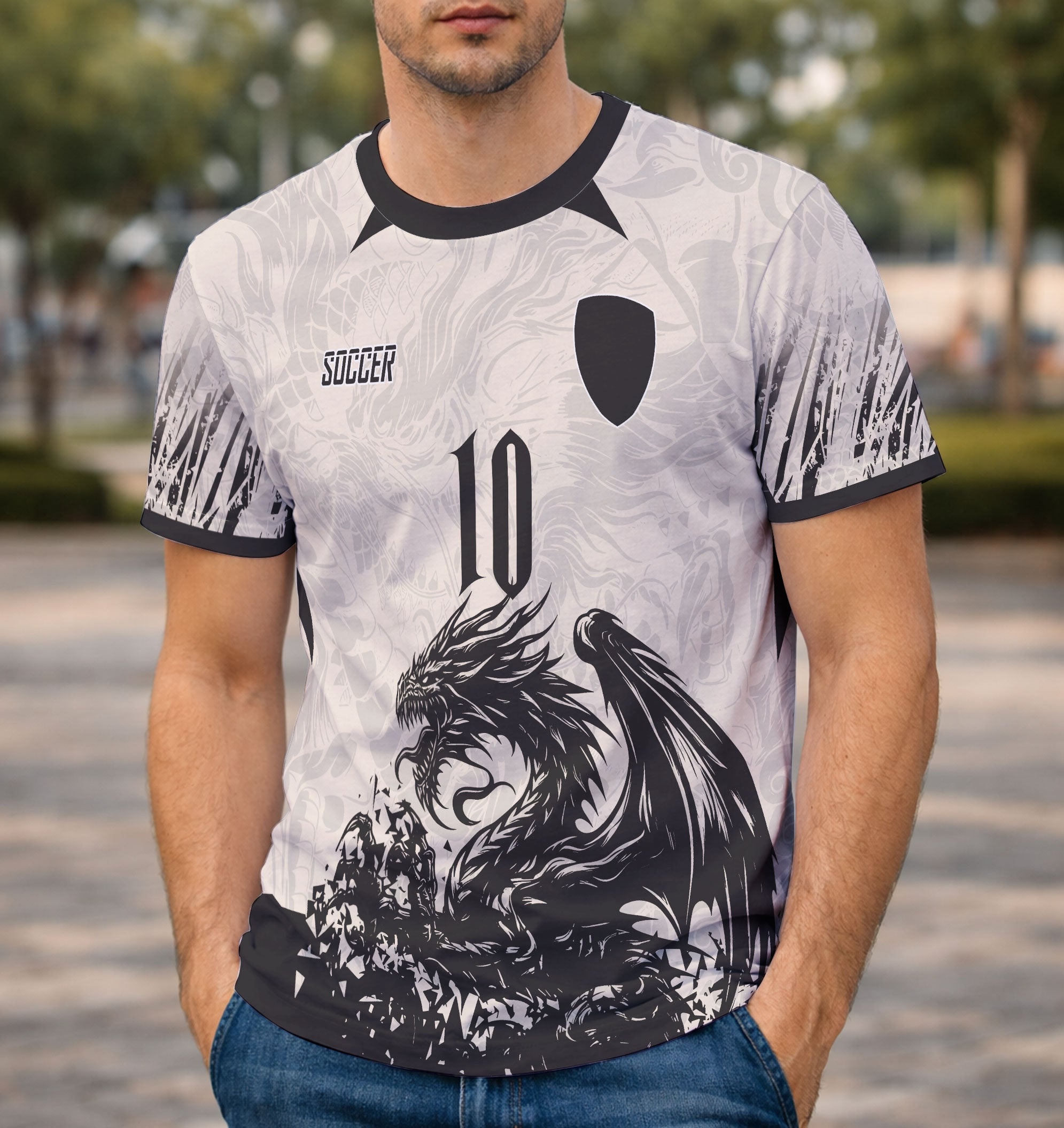 modelo usando camiseta estampa dragão negro frente