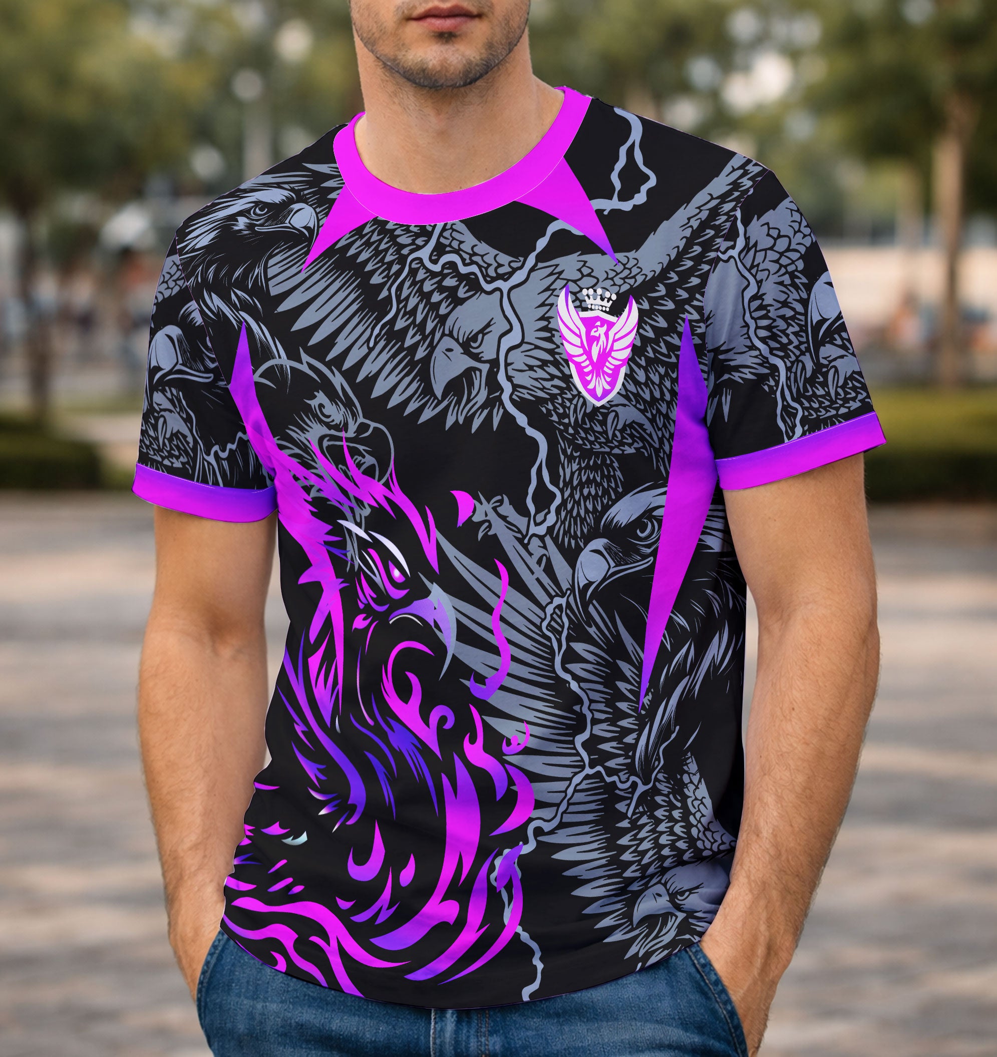 Modelo de frente usando camiseta aguia roxa vetor interclasse